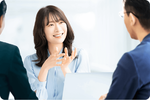 女性が話しているところ