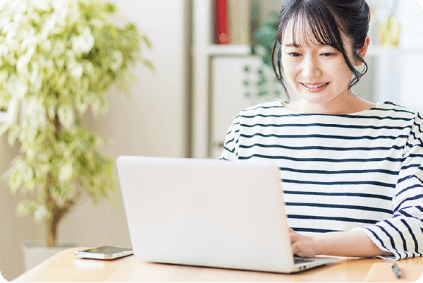 女性がパソコン作業をしているところ