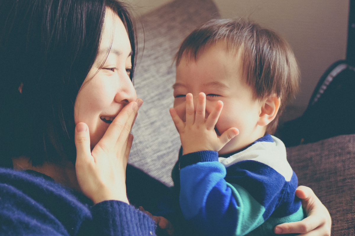 子どもと向き合う母親