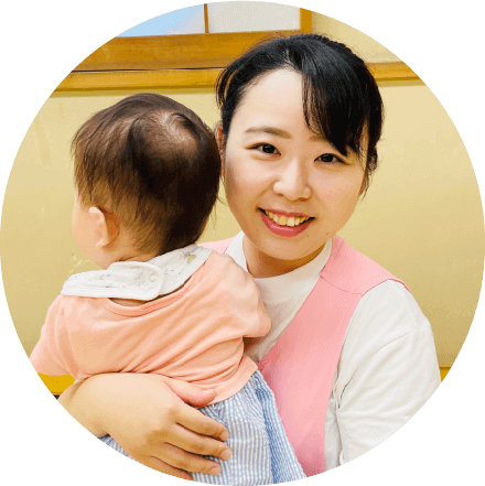 赤ちゃんを抱く女性