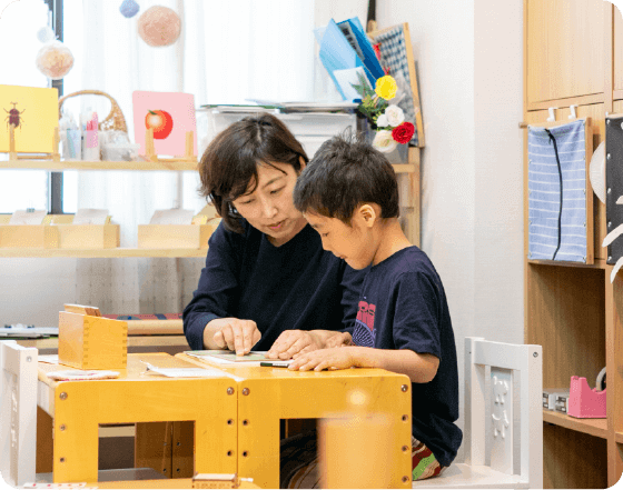子供に勉強を教えるママ