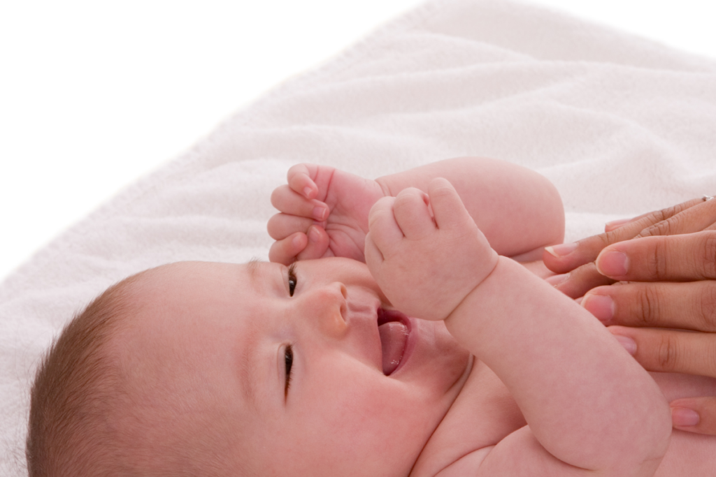 ベビーマッサージをする親子