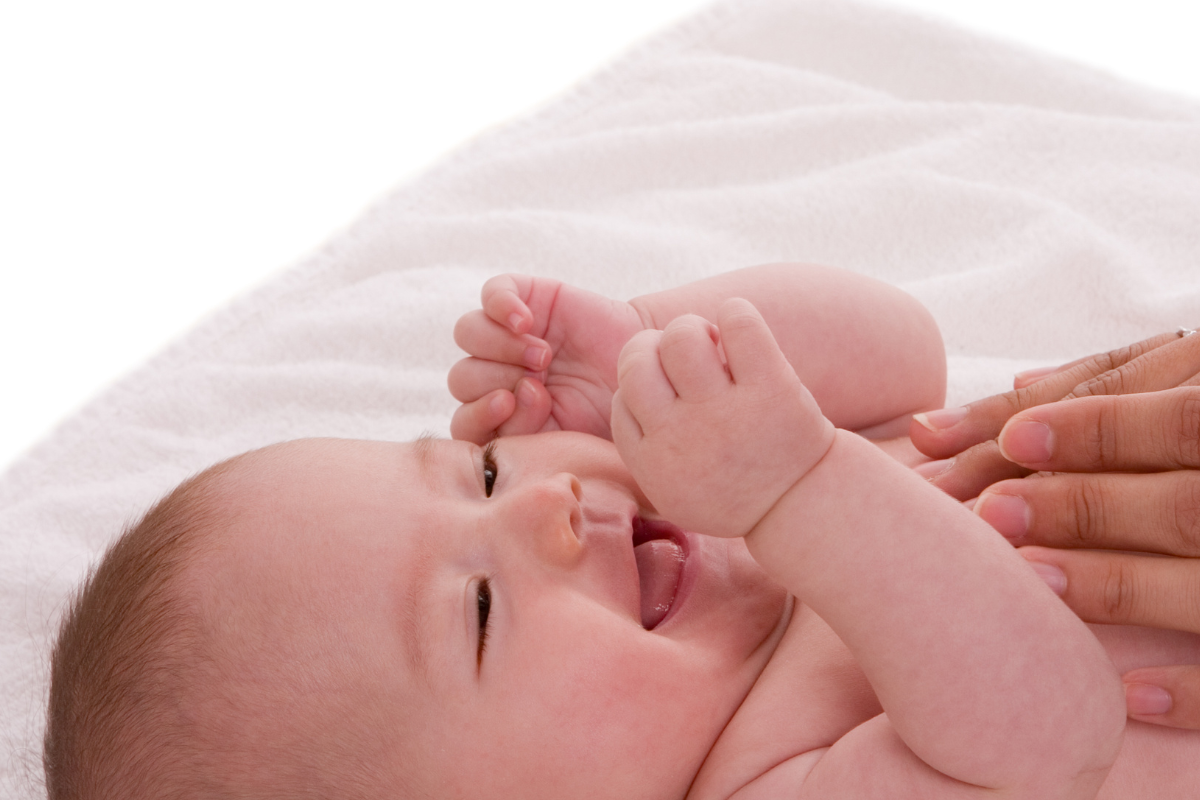 ベビーマッサージをする親子