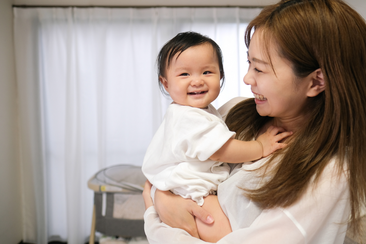 笑顔の赤ちゃんと育休中のママ
