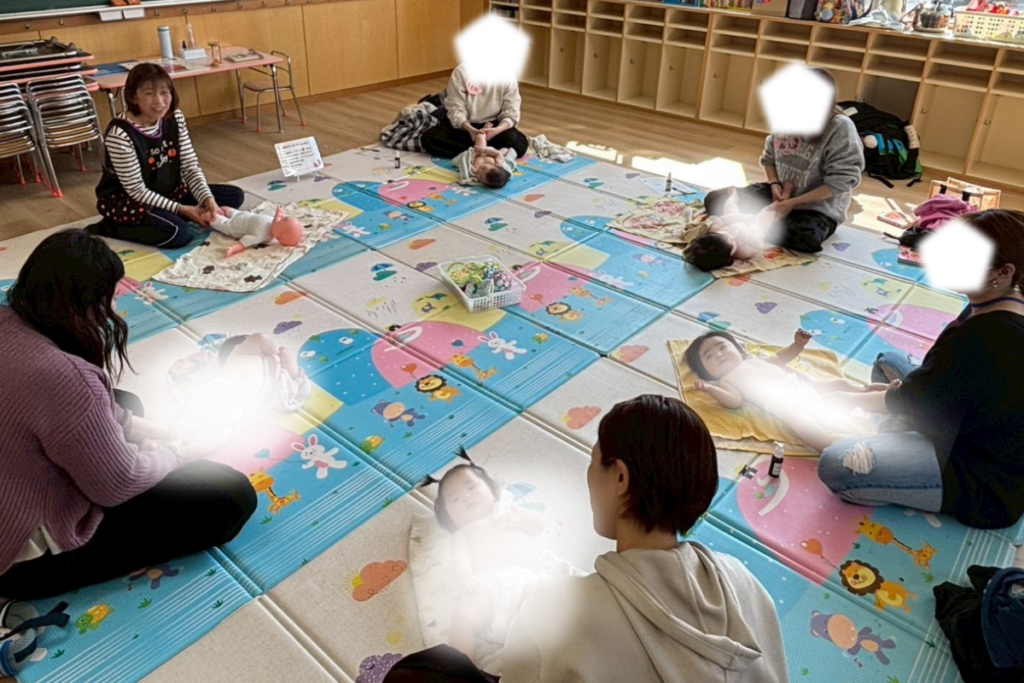 きそ幼稚園でベビーマッサージをするママたち